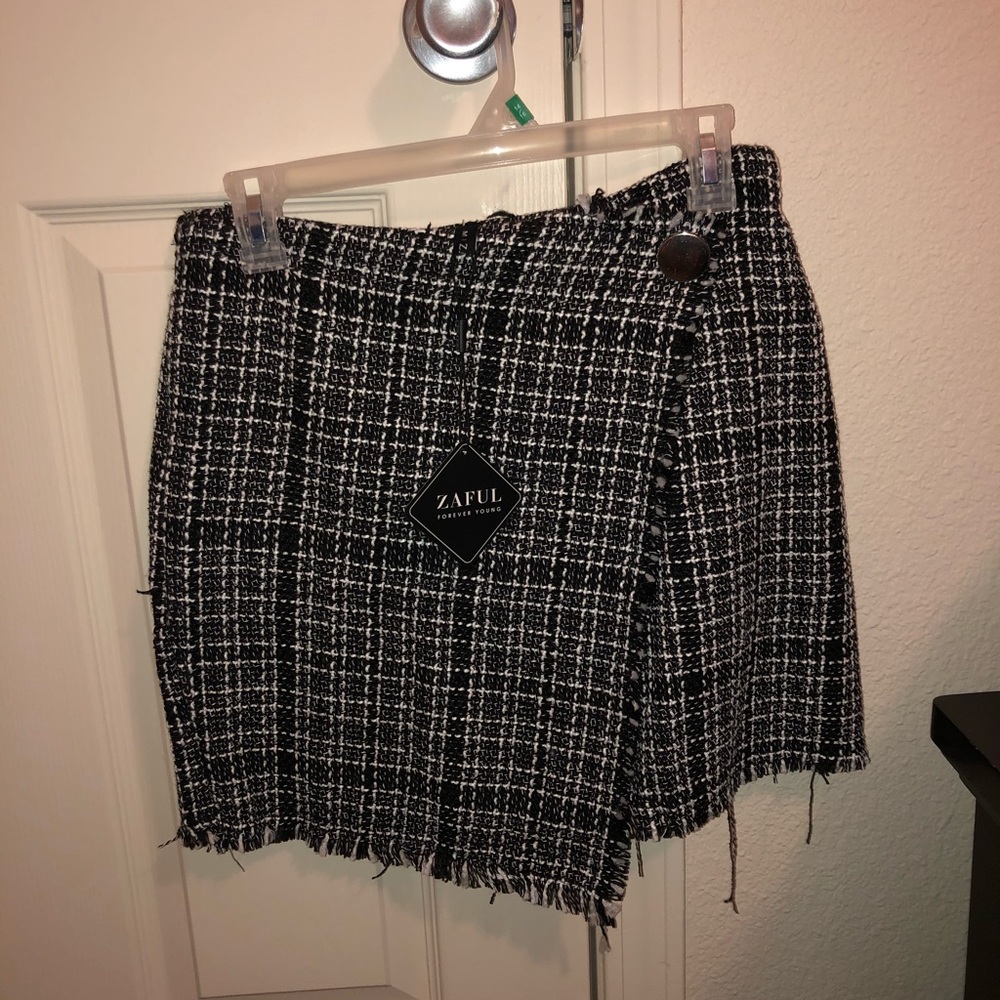 Asymmetric skirt